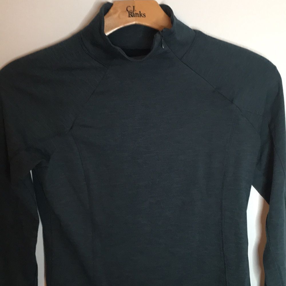 Layer8 Athletic Long Sleeve Base Layer Qwickdry Top Size Small w/ Thumb Holes - Picture 2 of 15
